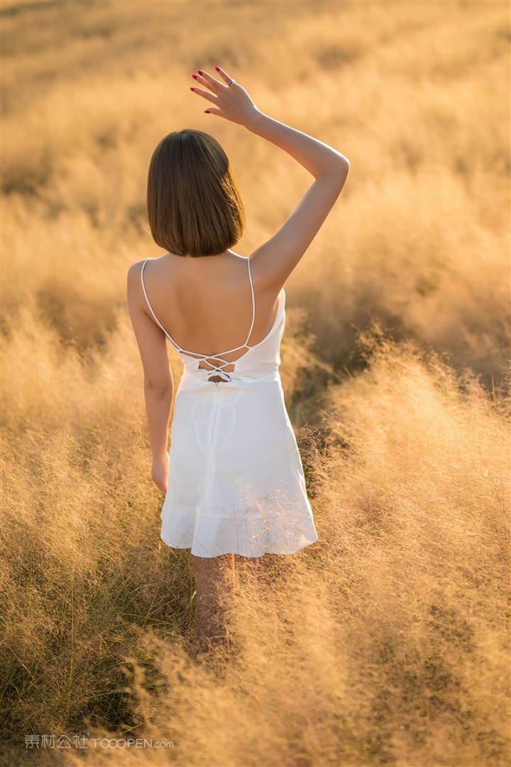 站在草丛中的唯美超短裙美女写真