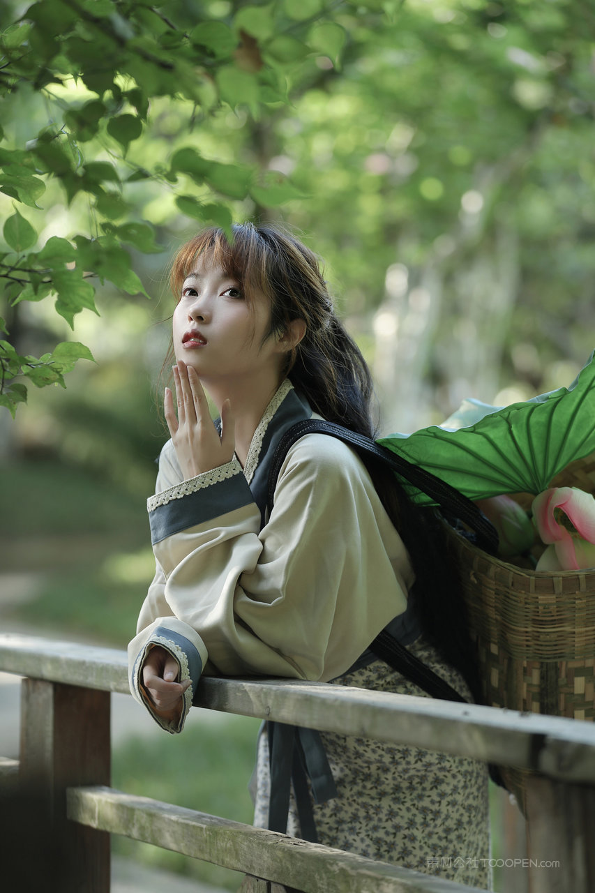 清纯可人古装汉服美女艺术照壁纸图片