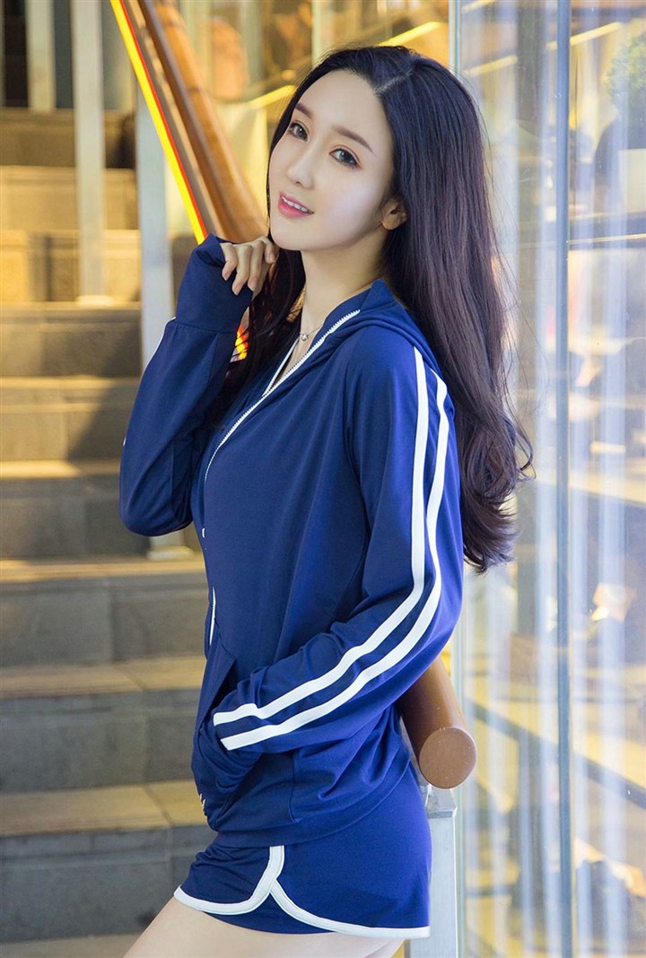 高清运动装清纯美女图片