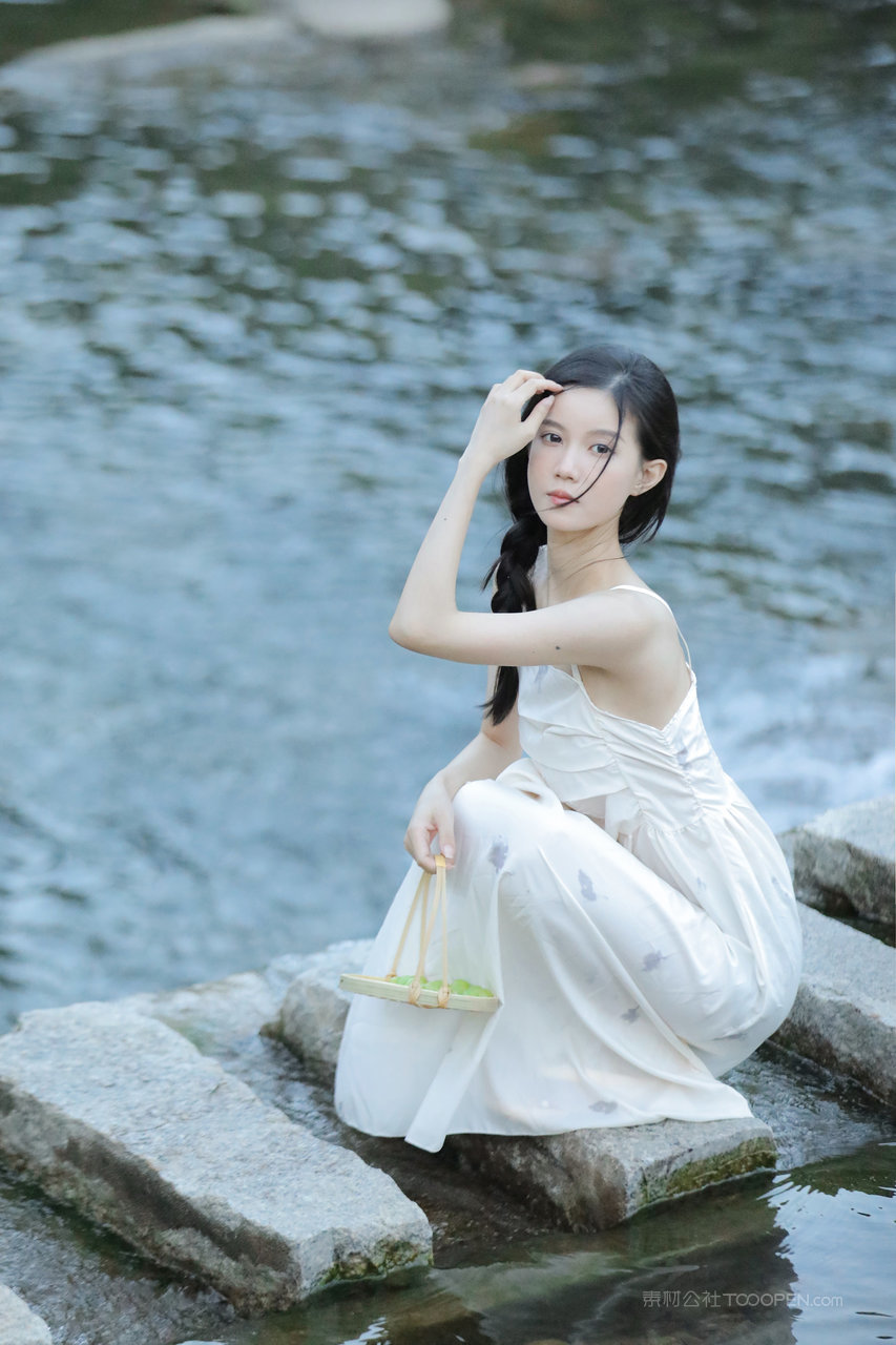 蹲在小溪边的甜美女生116美女户外摄影图片