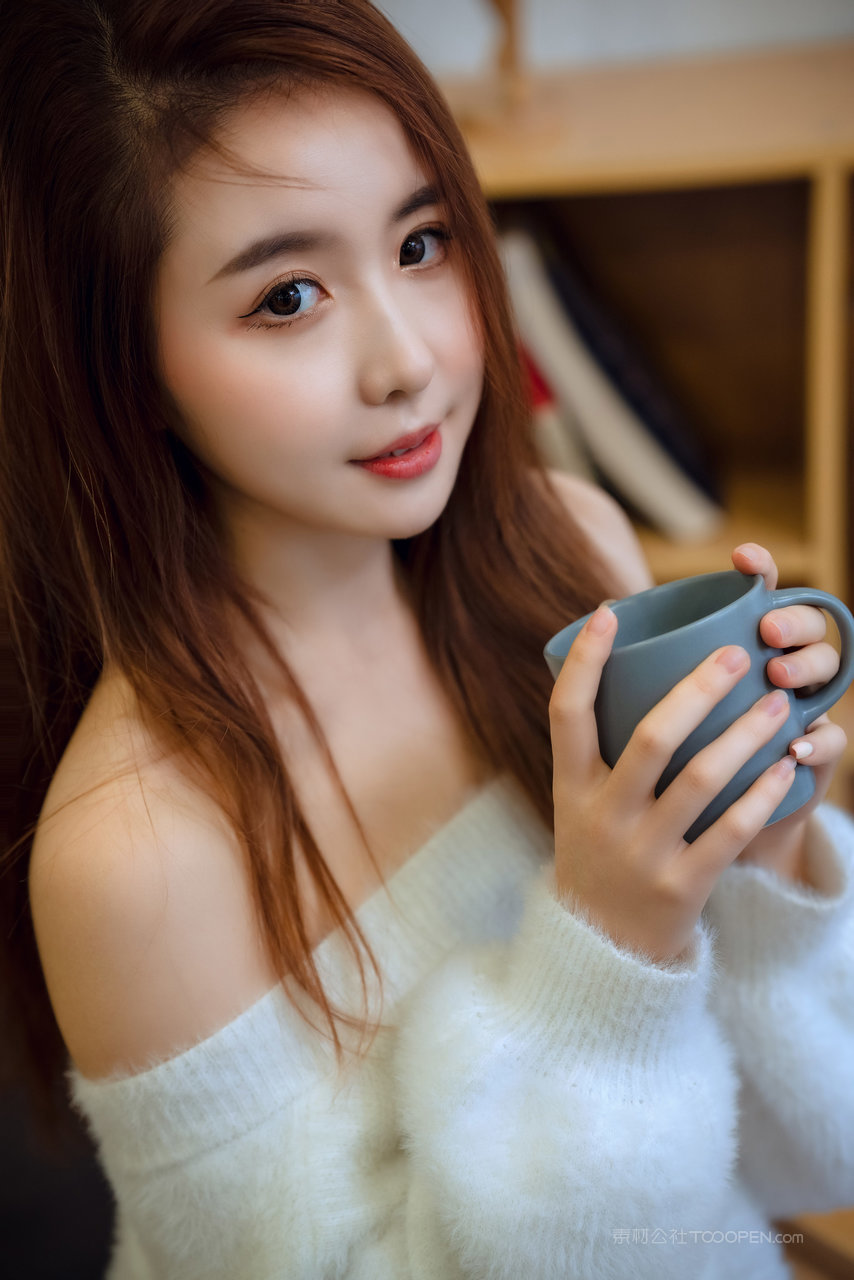 178美女图库大眼睛美女喝水图片