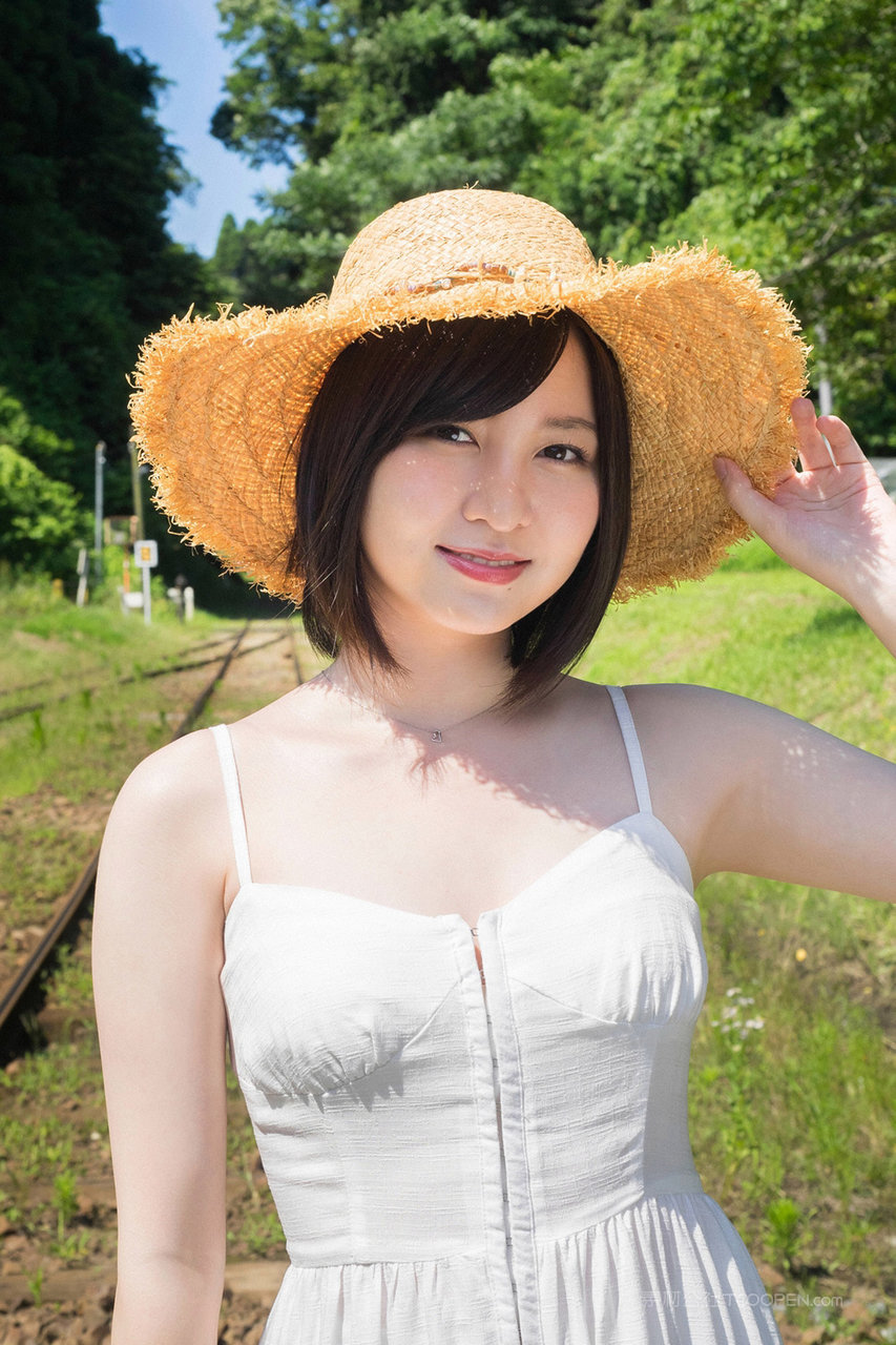 戴着草帽的日本青春美少女高清大图