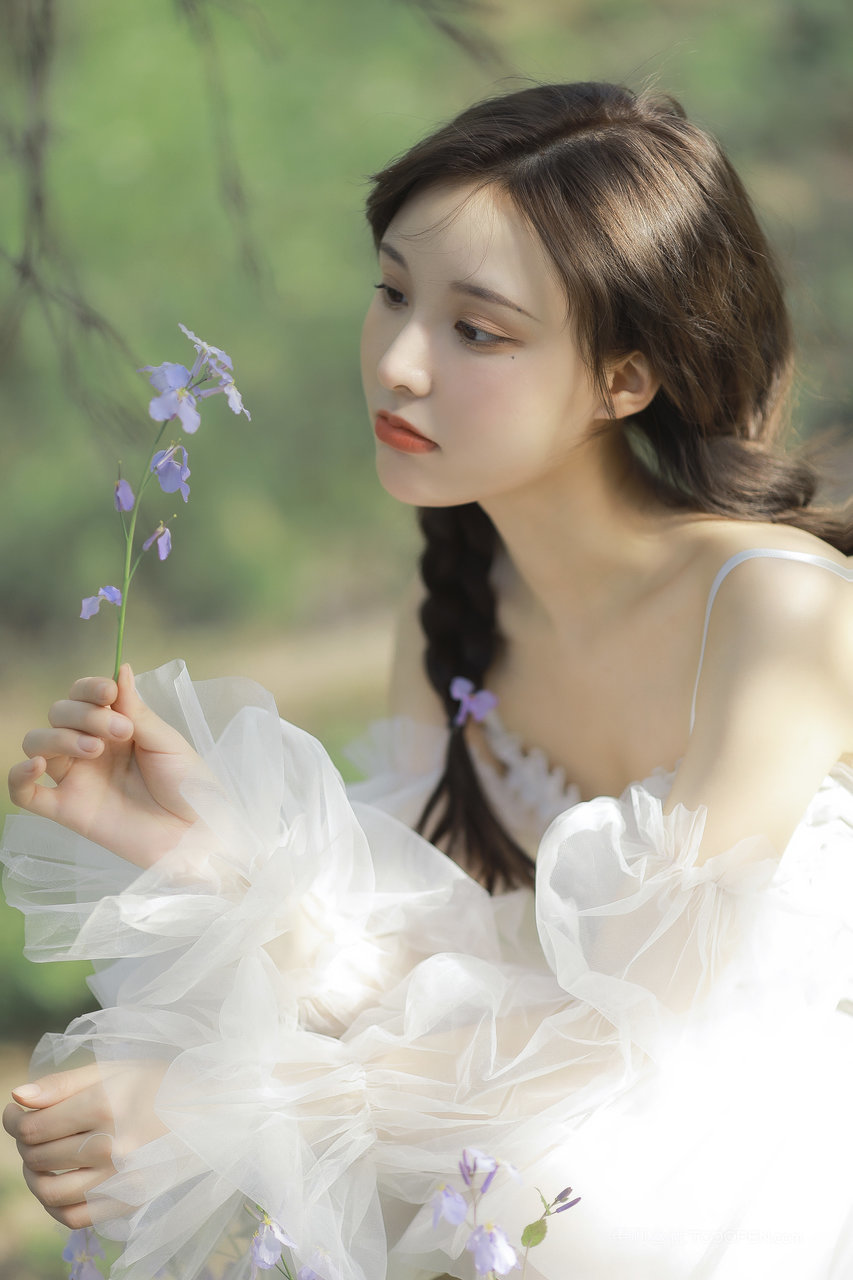 赏花的漂亮养眼小姐姐白嫩香肩美女图片