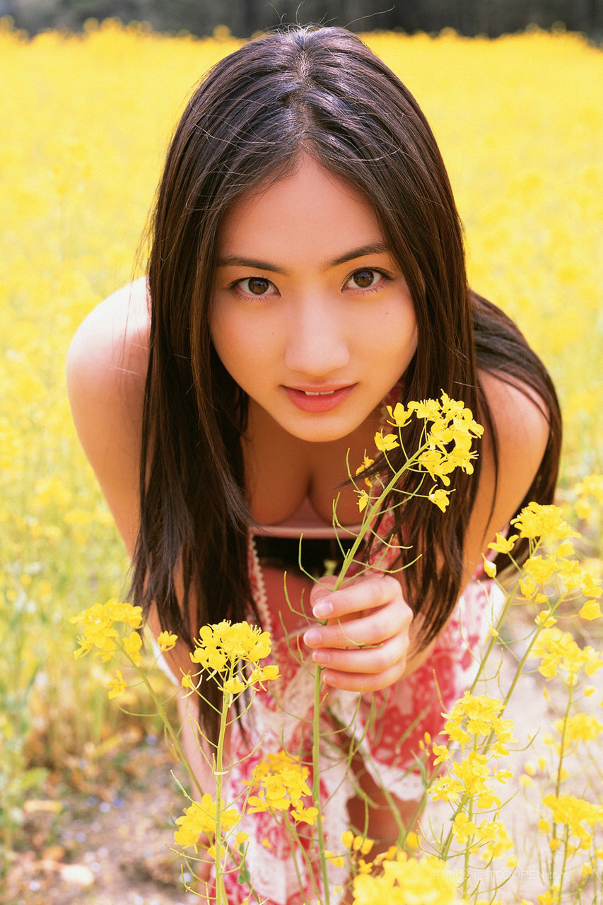 油菜花田里的日本清纯女生唯美写真图片