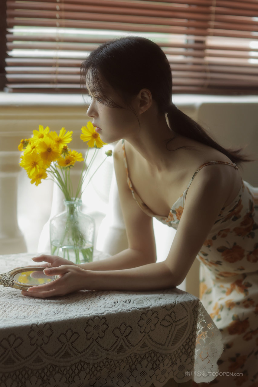 清纯可人低胸吊带碎花裙美女131写真图片