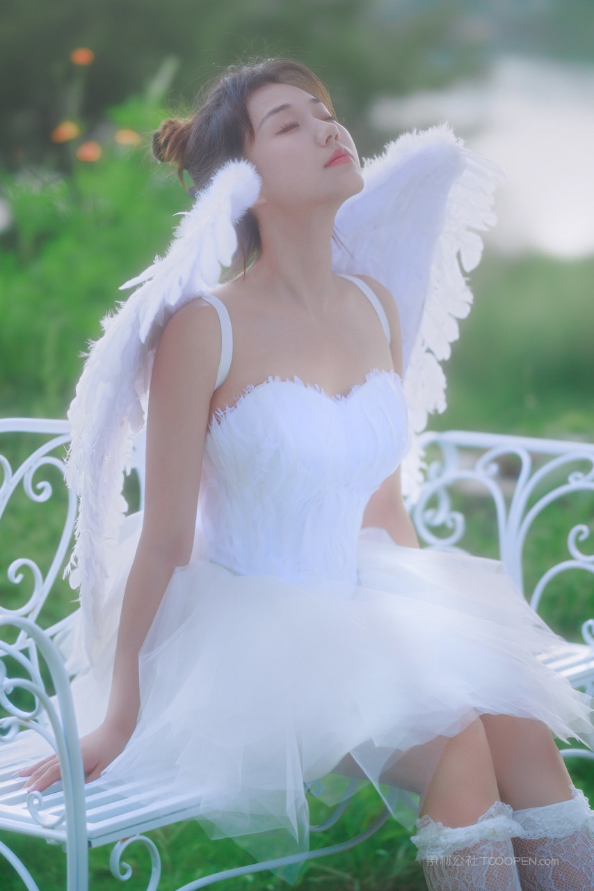 天使般的漂亮女生唯美艺术照图片