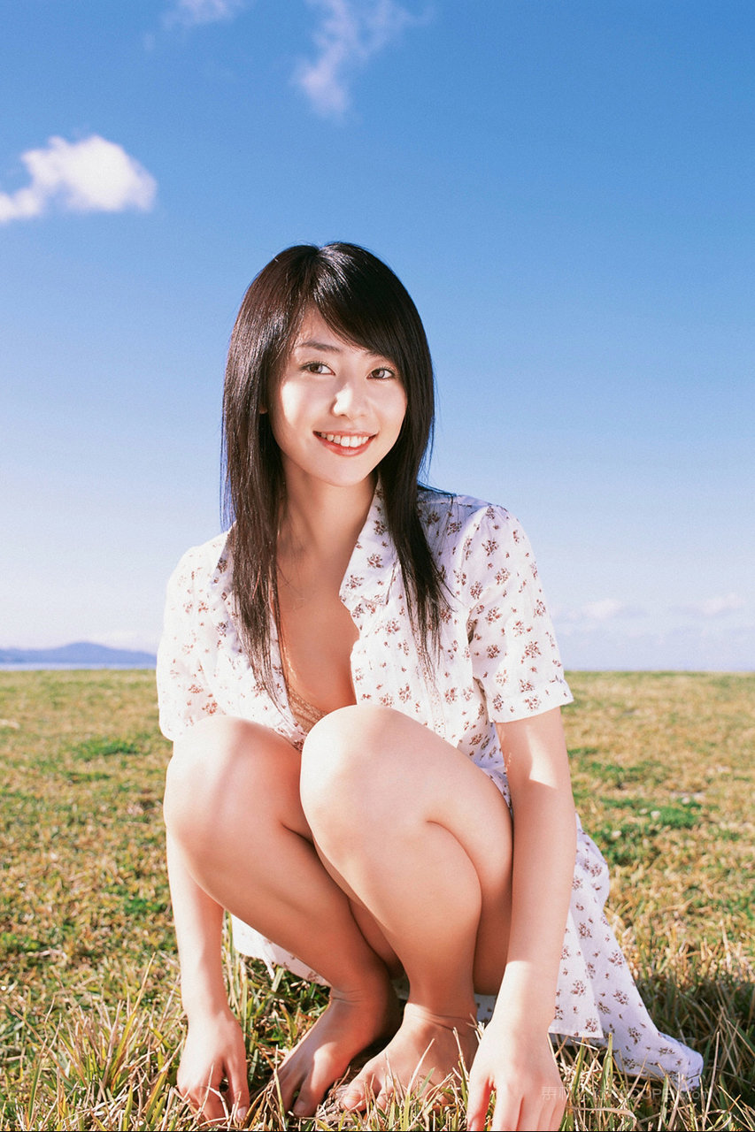 蹲在草地上的日本清纯美女高清人体艺术图片