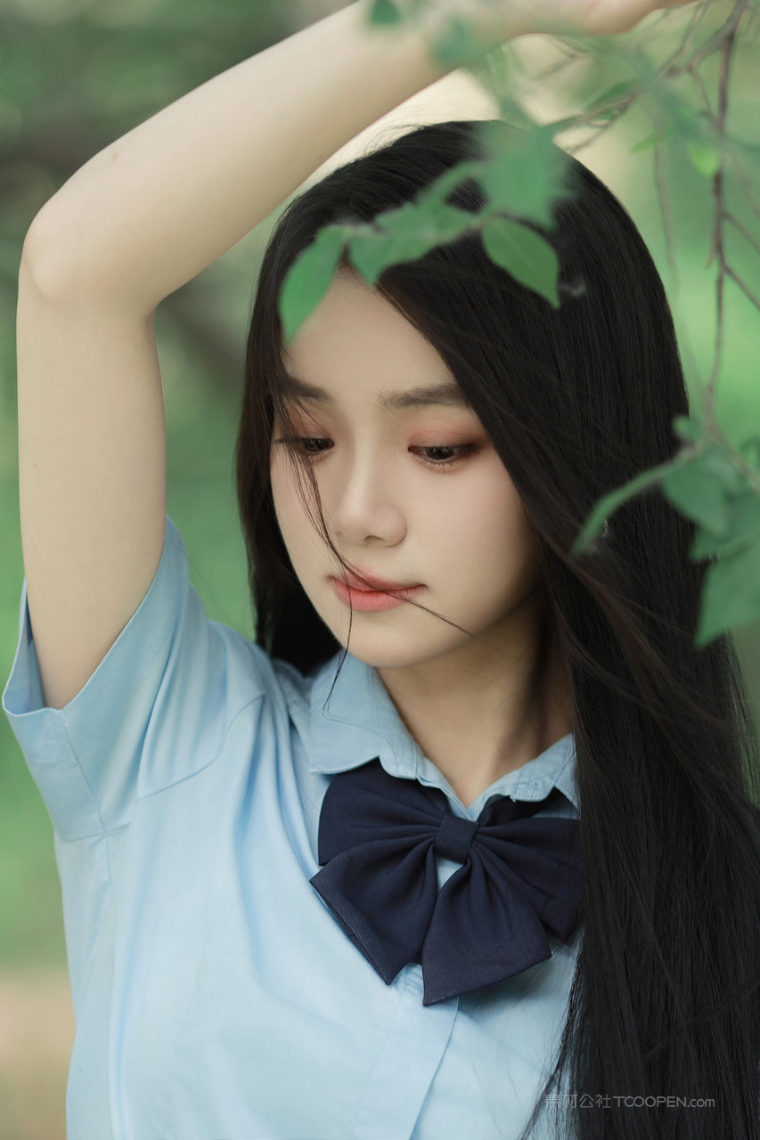 夏日校服裙摆美女清纯写真图片