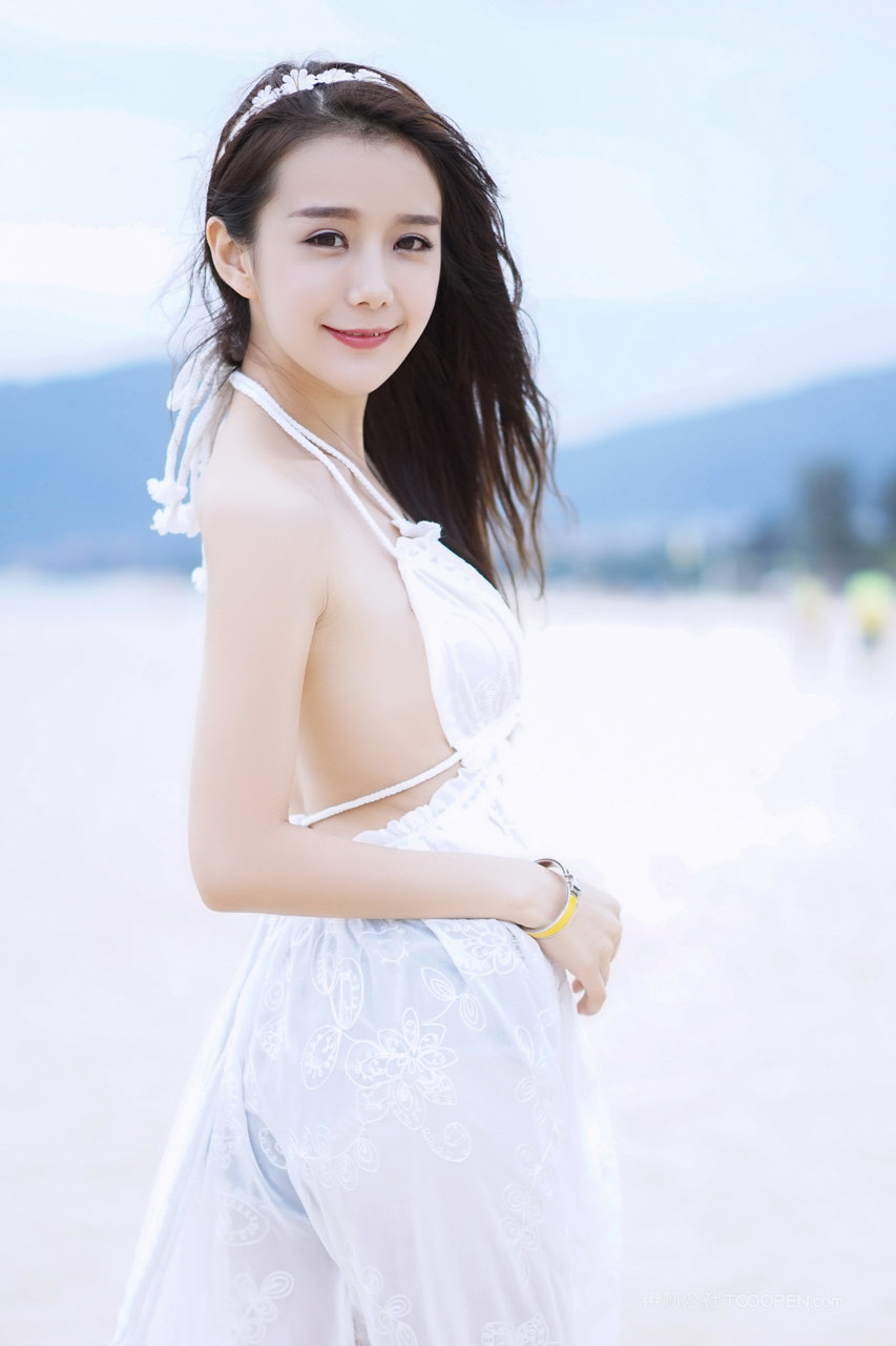 国内清纯美女主播露背长裙写真图片