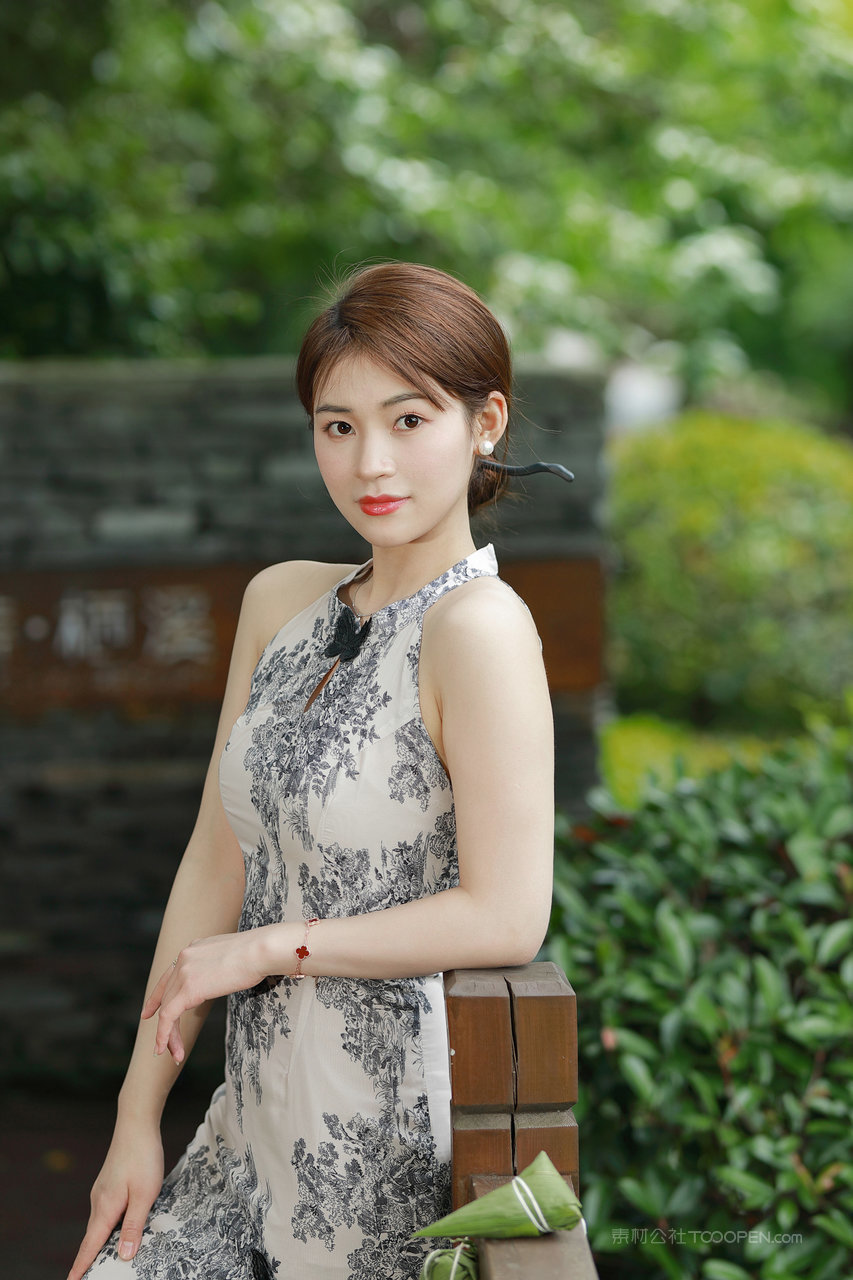 水嫩的江南女子美女旗袍摄影写真图片