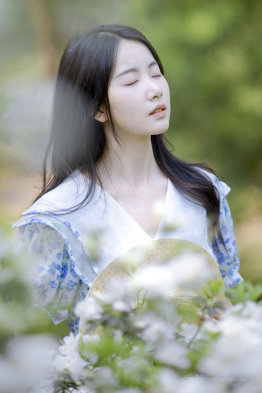 闭上眼睛的国产清纯美女头像高清图片