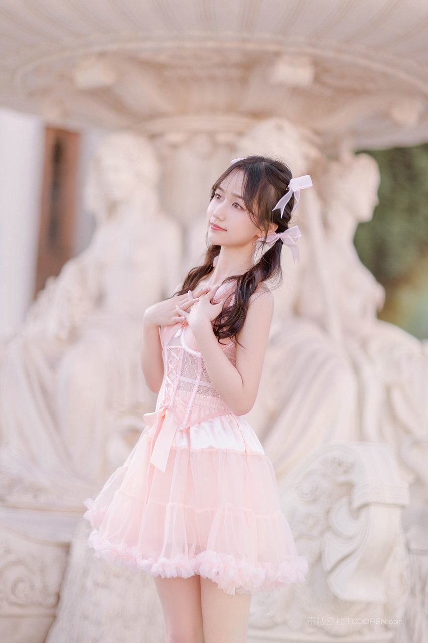 粉色超短裙甜美个性女生壁纸高清大图免费下载