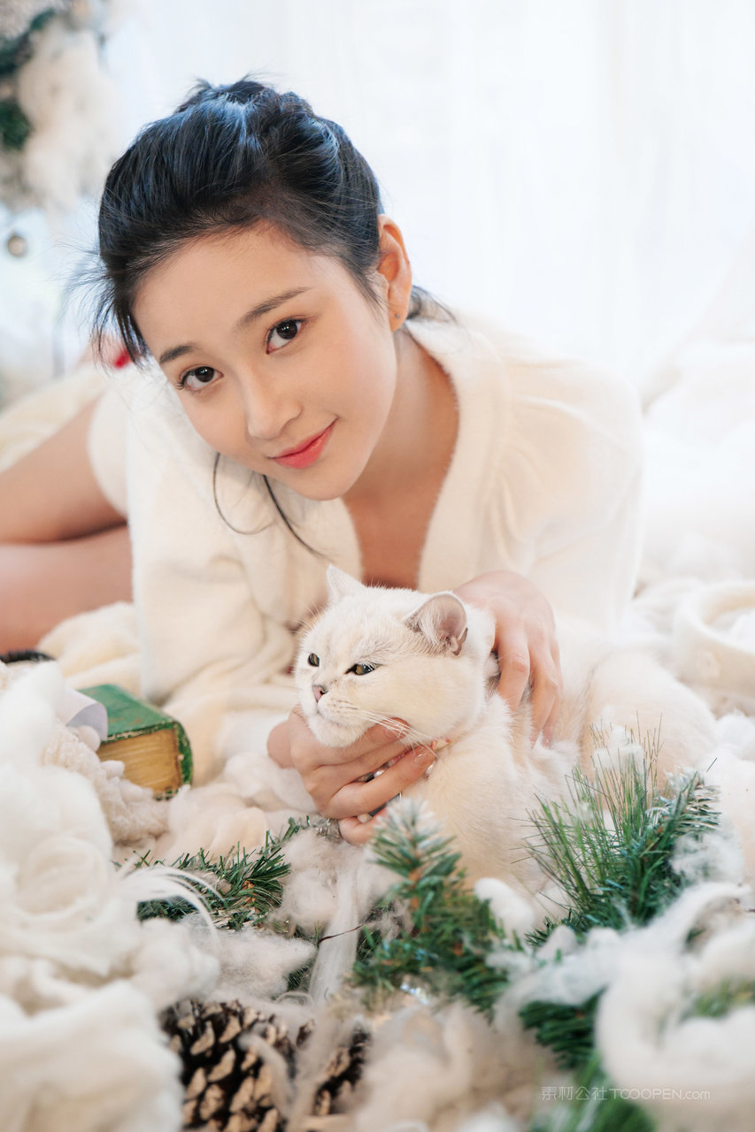 撸猫的甜美美女高清壁纸图片免费下载