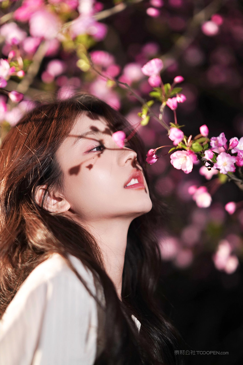 眼神放电的漂亮美女图片