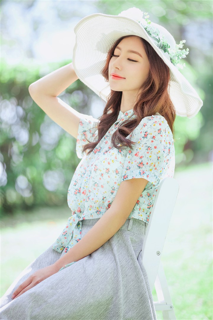 坐在花园里的阳光女孩