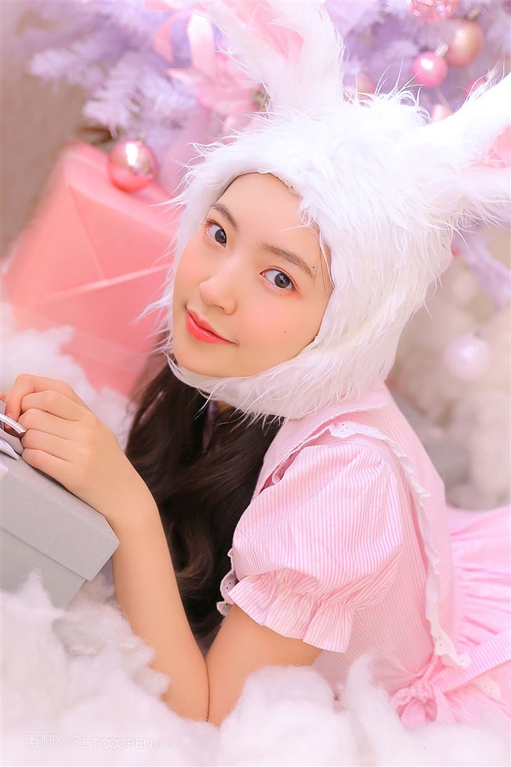 戴着兔子头套的高清美女图片