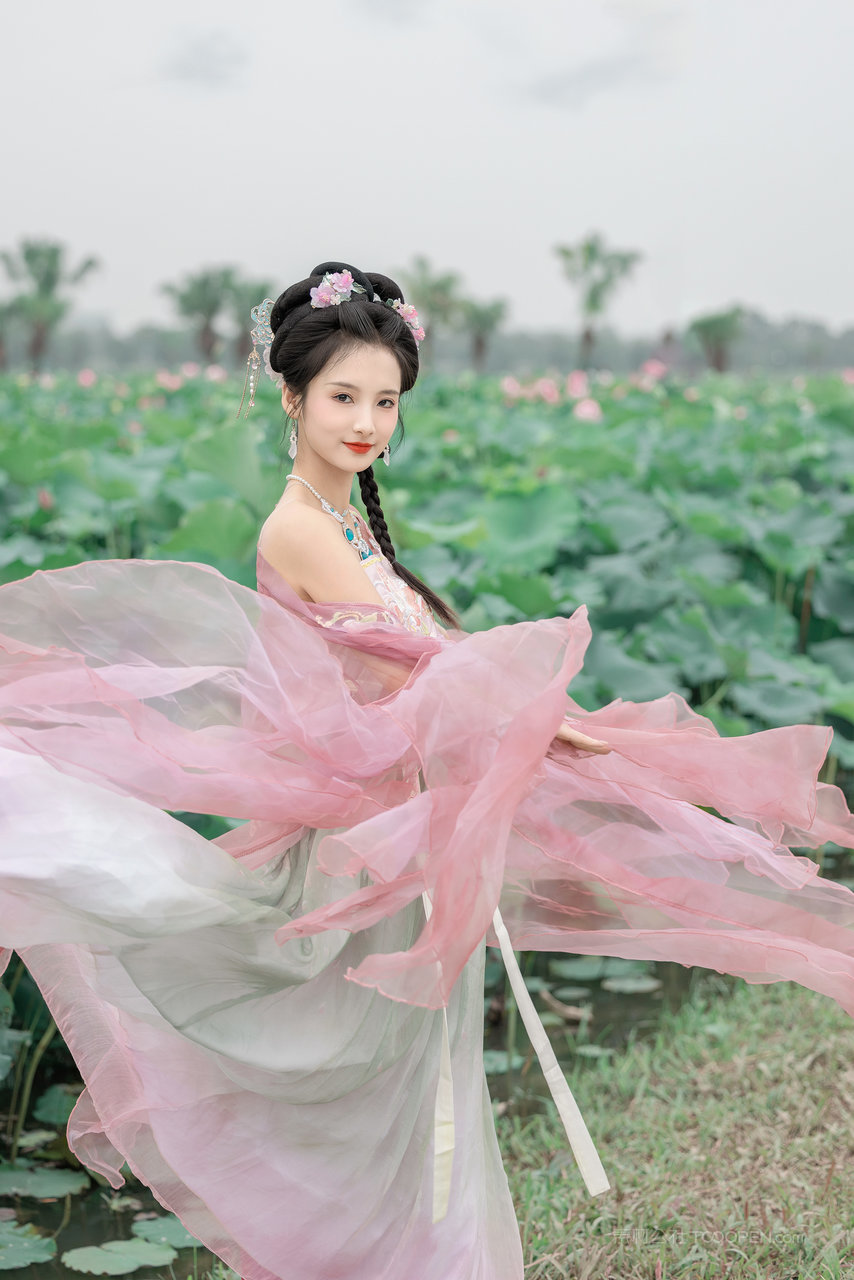 翩翩起舞的古装美女艺术照