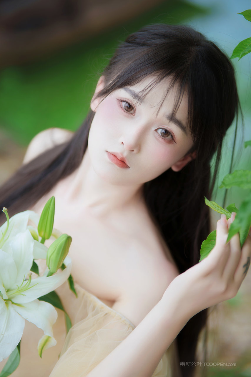 【新中式清冷感】甜美少女亲近大自然超高清个人写真套图