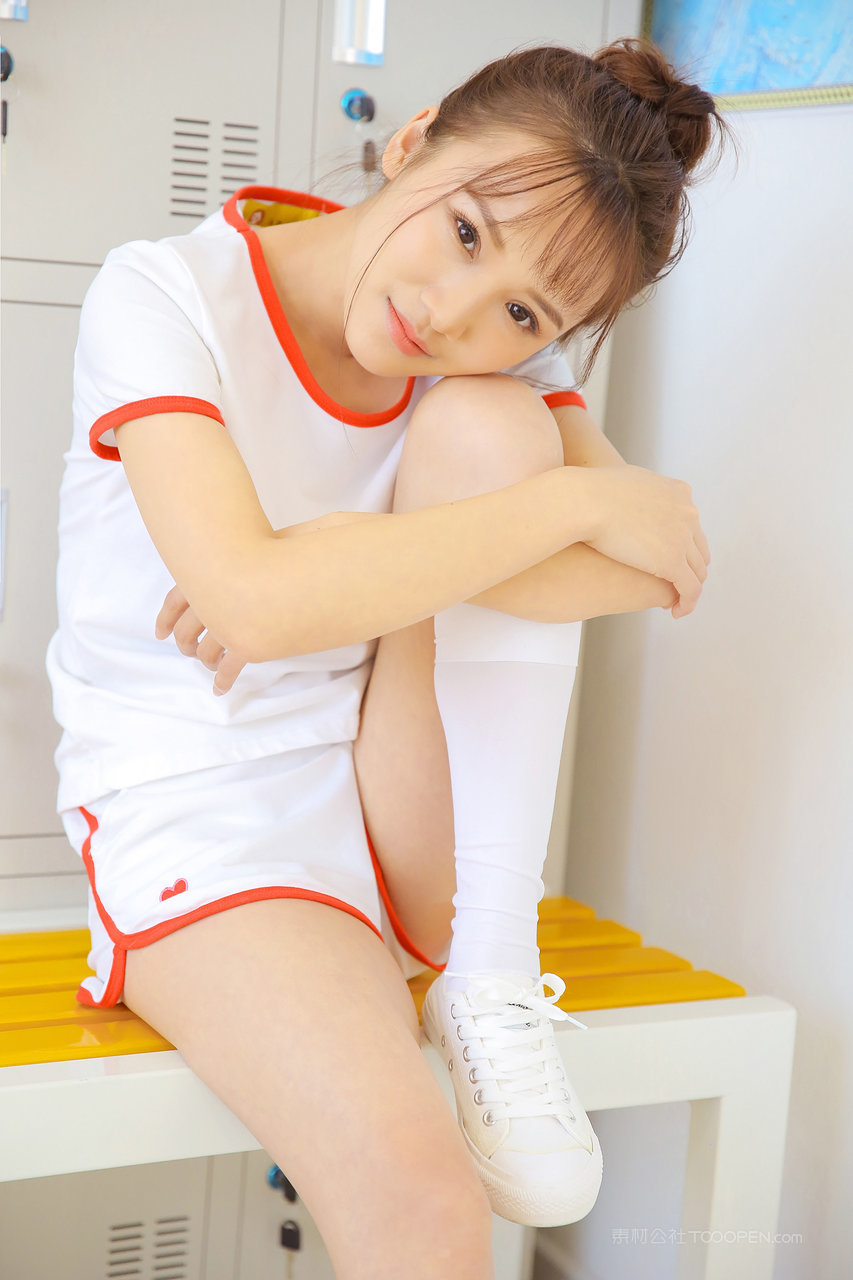 穿运动装的甜美清纯女生更衣室写真图片