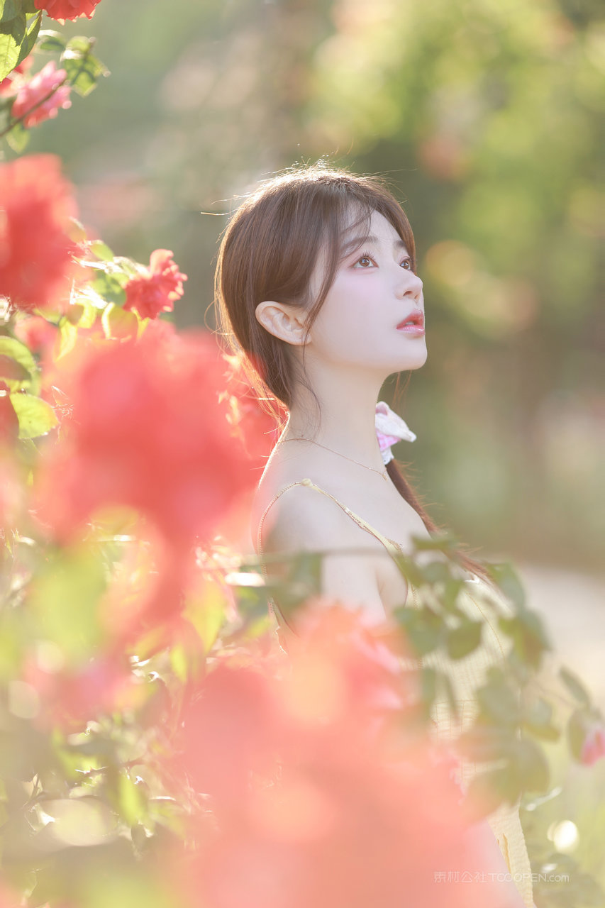 中国漂亮可爱女孩花园出片摄影写真图片