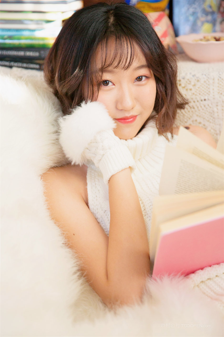 长相清秀的短发可爱美女高清壁纸大图