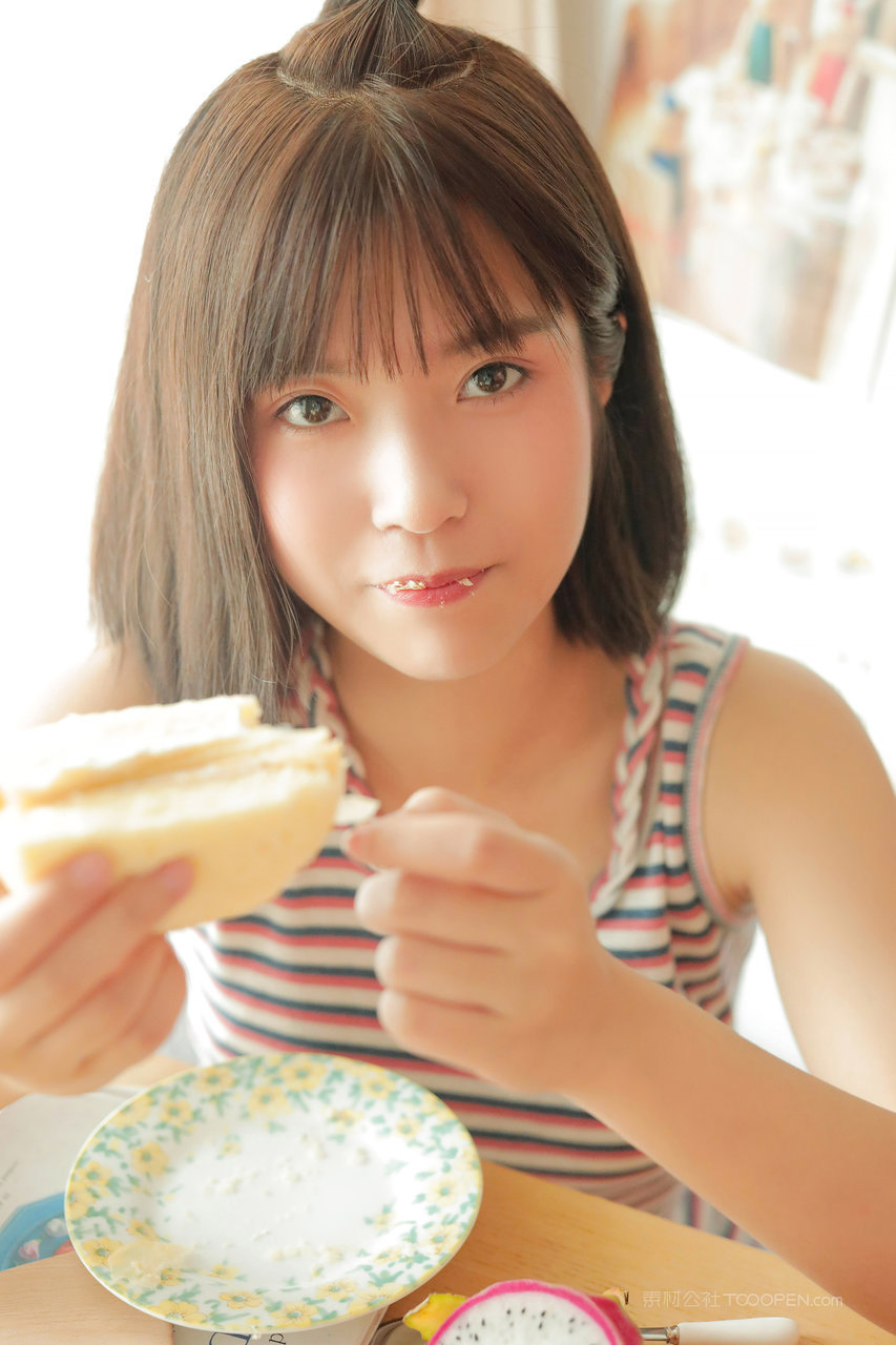 吃蛋糕的清纯短发女孩高清手机壁纸图片
