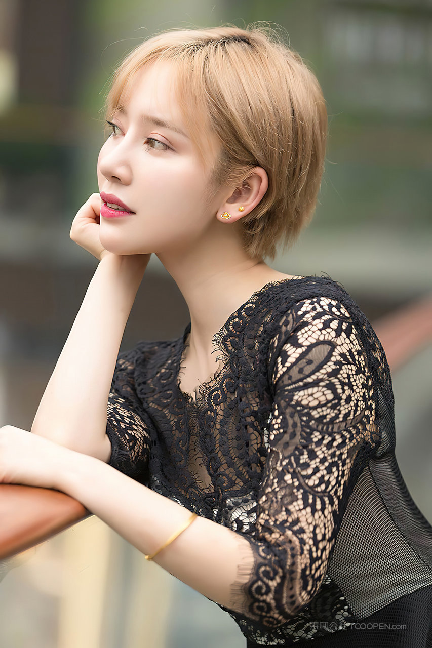 中国黄色短发气质美女模特侧脸写真图片