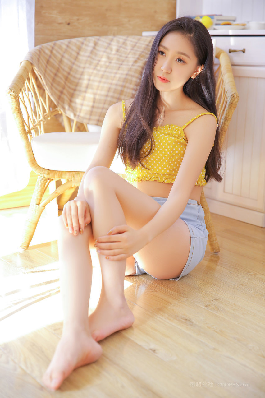 穿牛仔短裤的清纯漂亮女生高清私房照大图