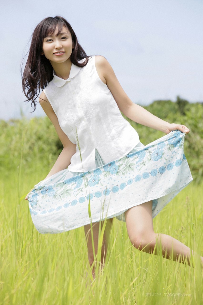 提起裙子的日本成熟知性美女老师户外写真图片