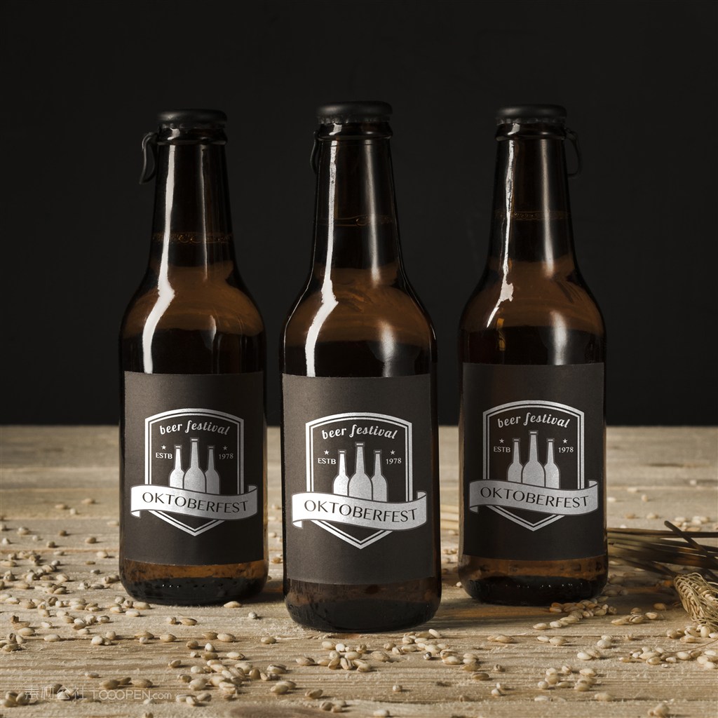 木板上的3瓶玻璃啤酒瓶贴图样机