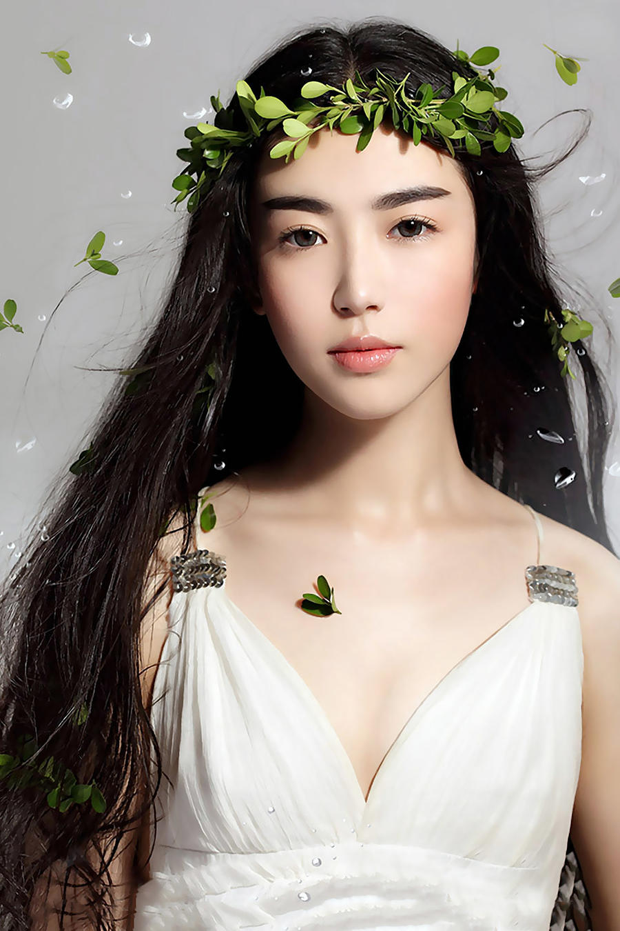 带着绿叶花环的美女图片上传素材