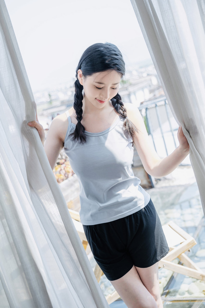 梳着麻花辫的清纯邻家女孩高清生活照图片