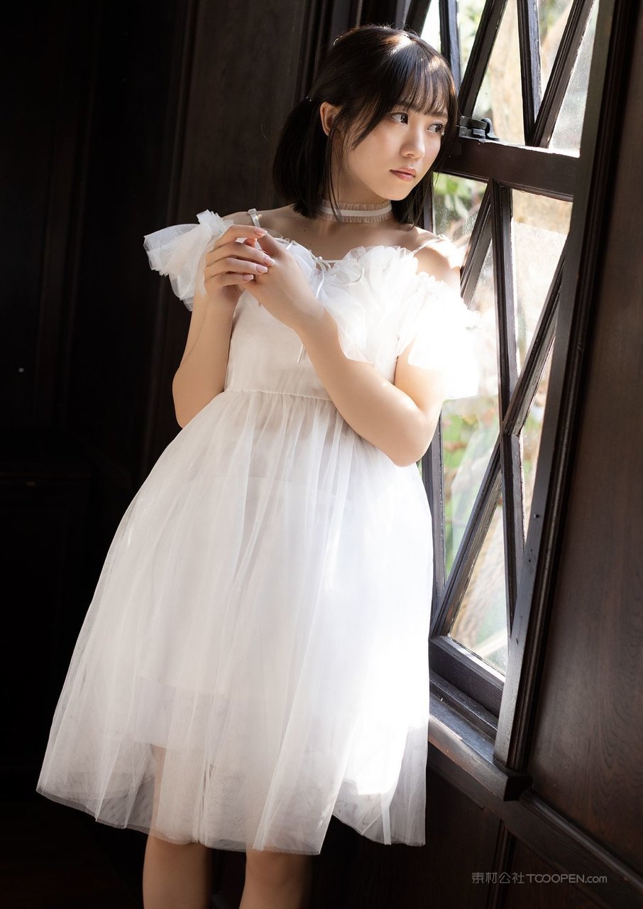 清纯日本美女大学生第一次艺术照写真集