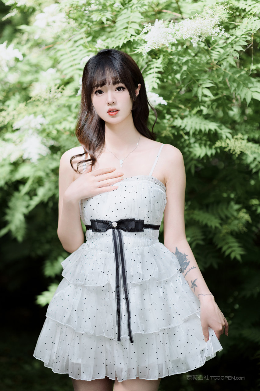 高清漂亮女生爬山图片