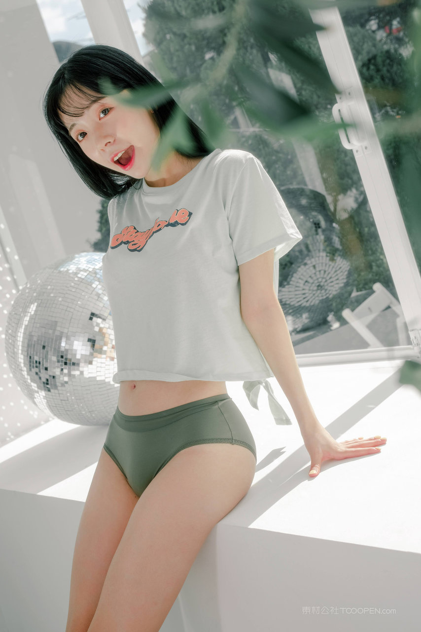 靠在阳台上晒太阳的清纯嫩妹国内写真图片