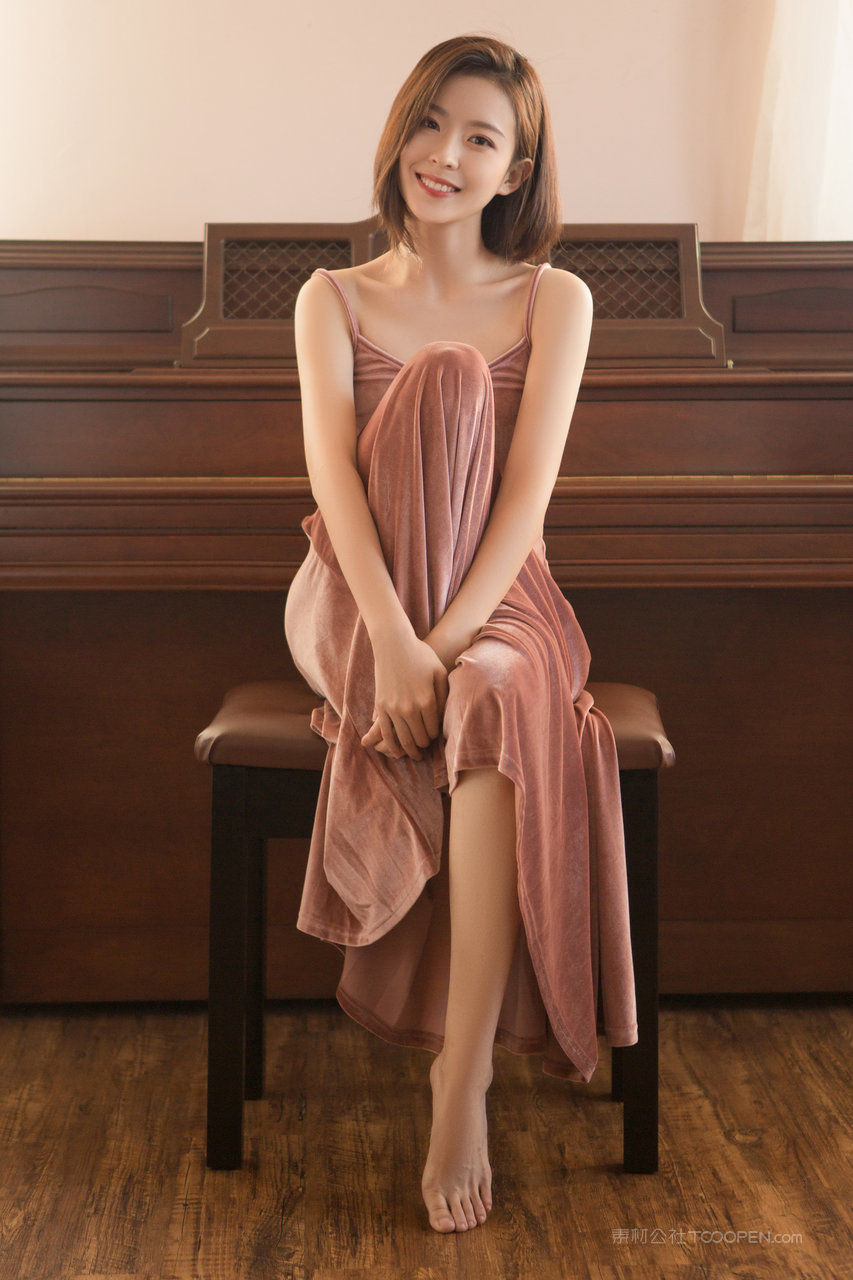 穿吊带长裙的气质短发美女高清壁纸图片