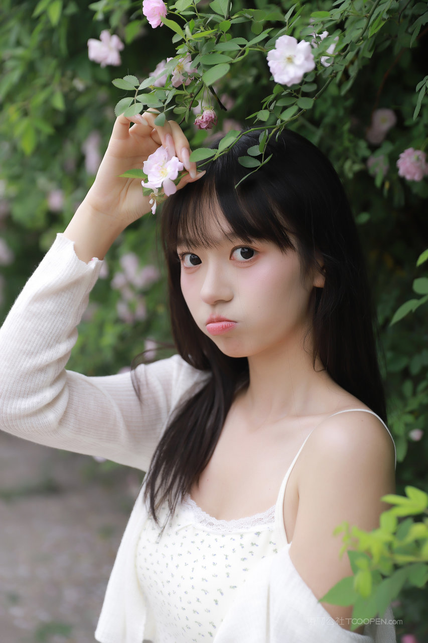 嘟着嘴巴的可爱女生高清美女手机壁纸下载