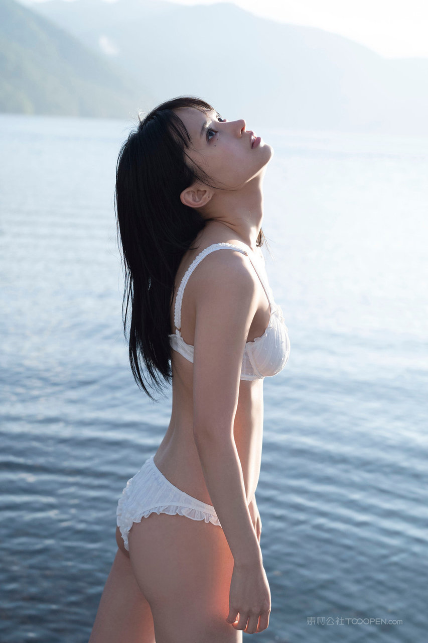 站在海边的日本美女比基尼写真图片