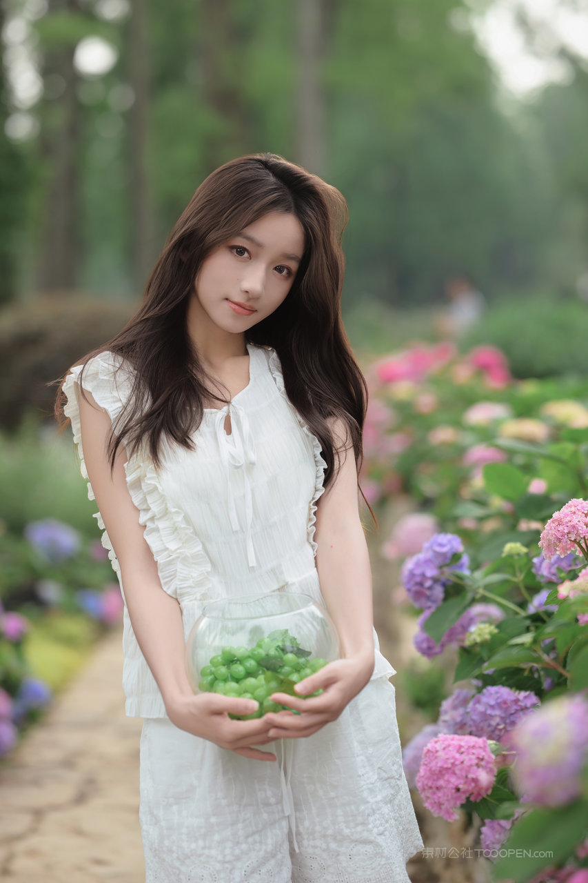 长发飘飘清纯女生艺术照写真摄影图片