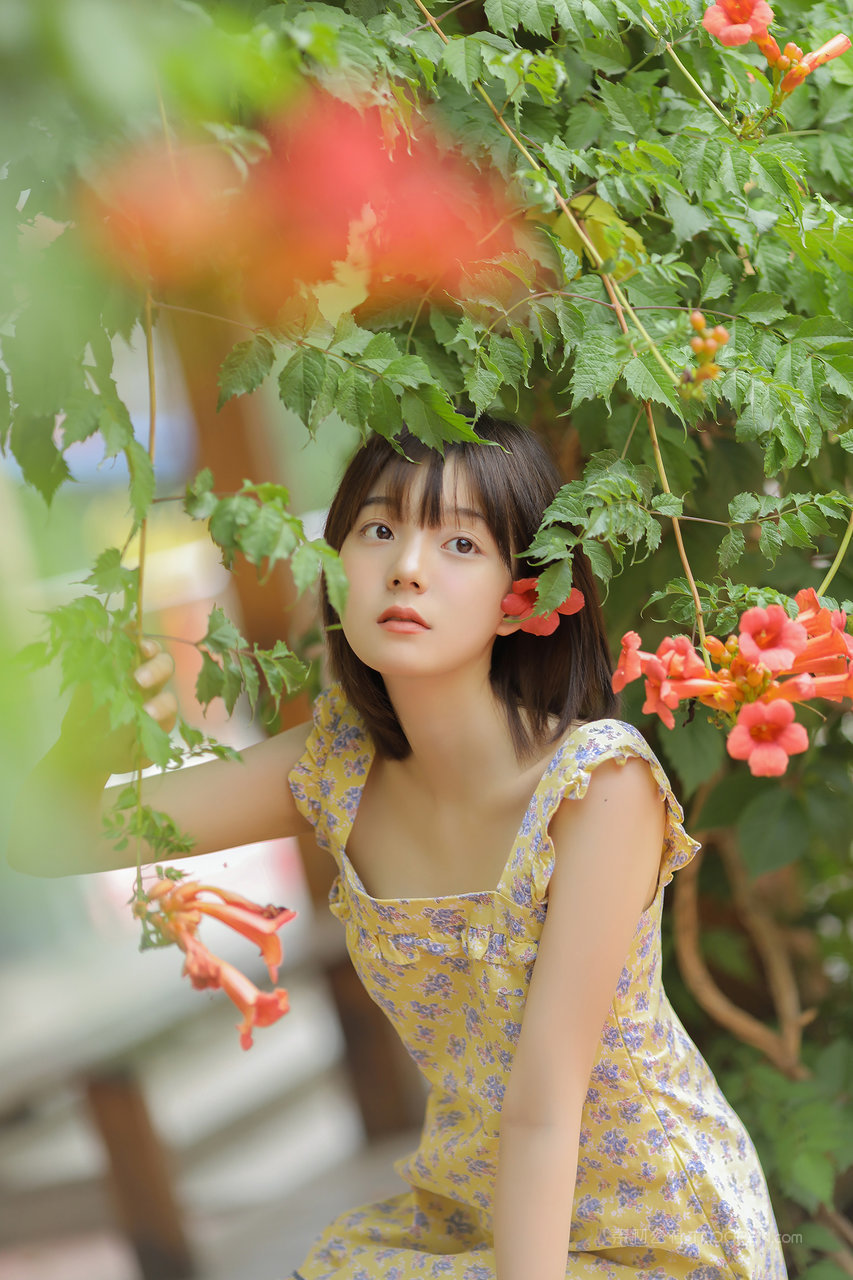 穿碎花长裙的清纯女孩夏日写真图片