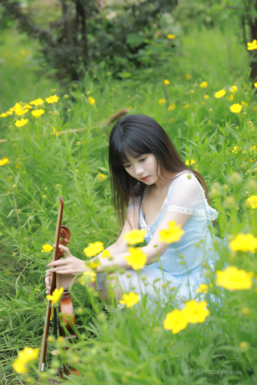 花丛中尤果网美女大学生个人艺术照写真集下载