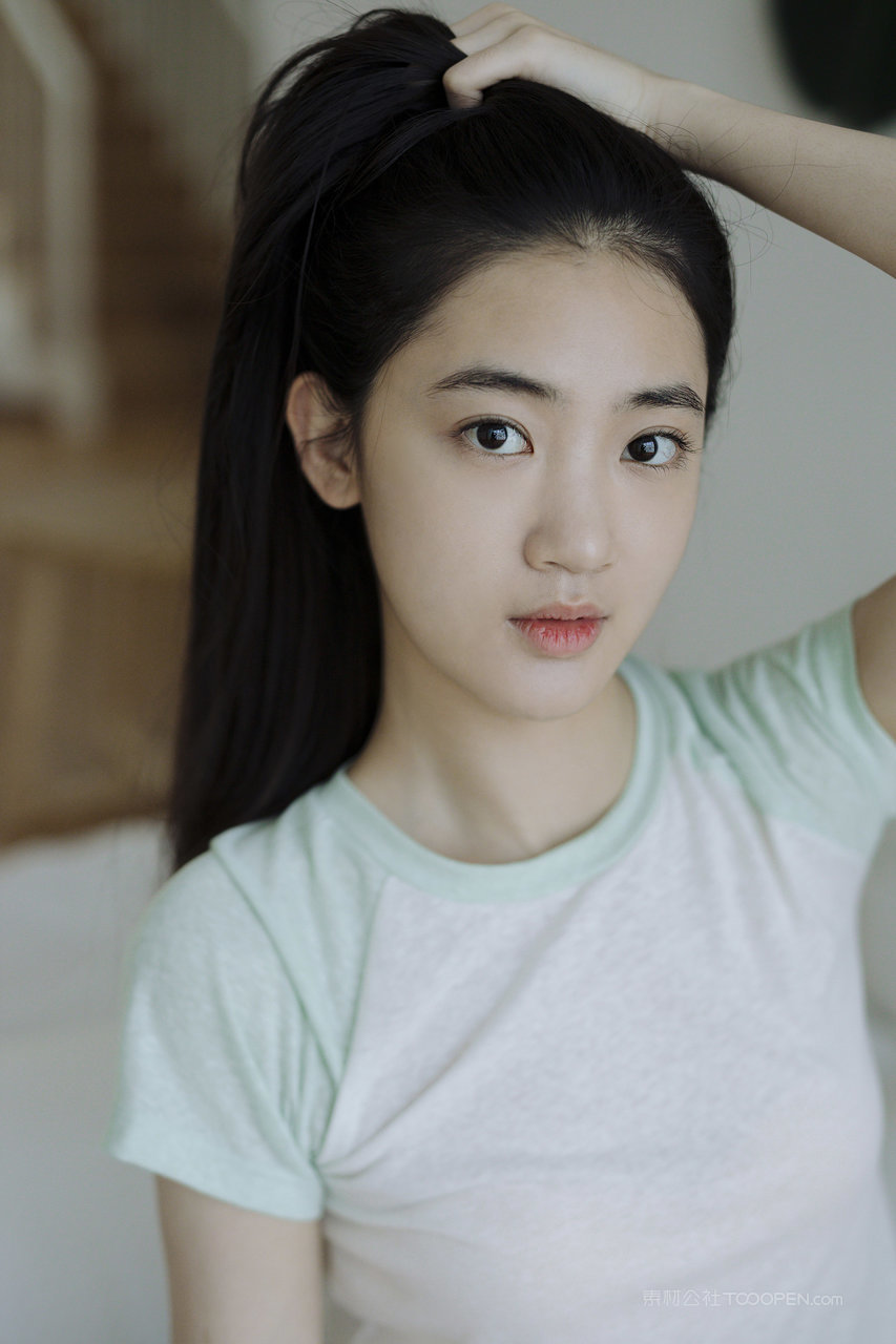 扎着马尾的清纯女孩写真图片