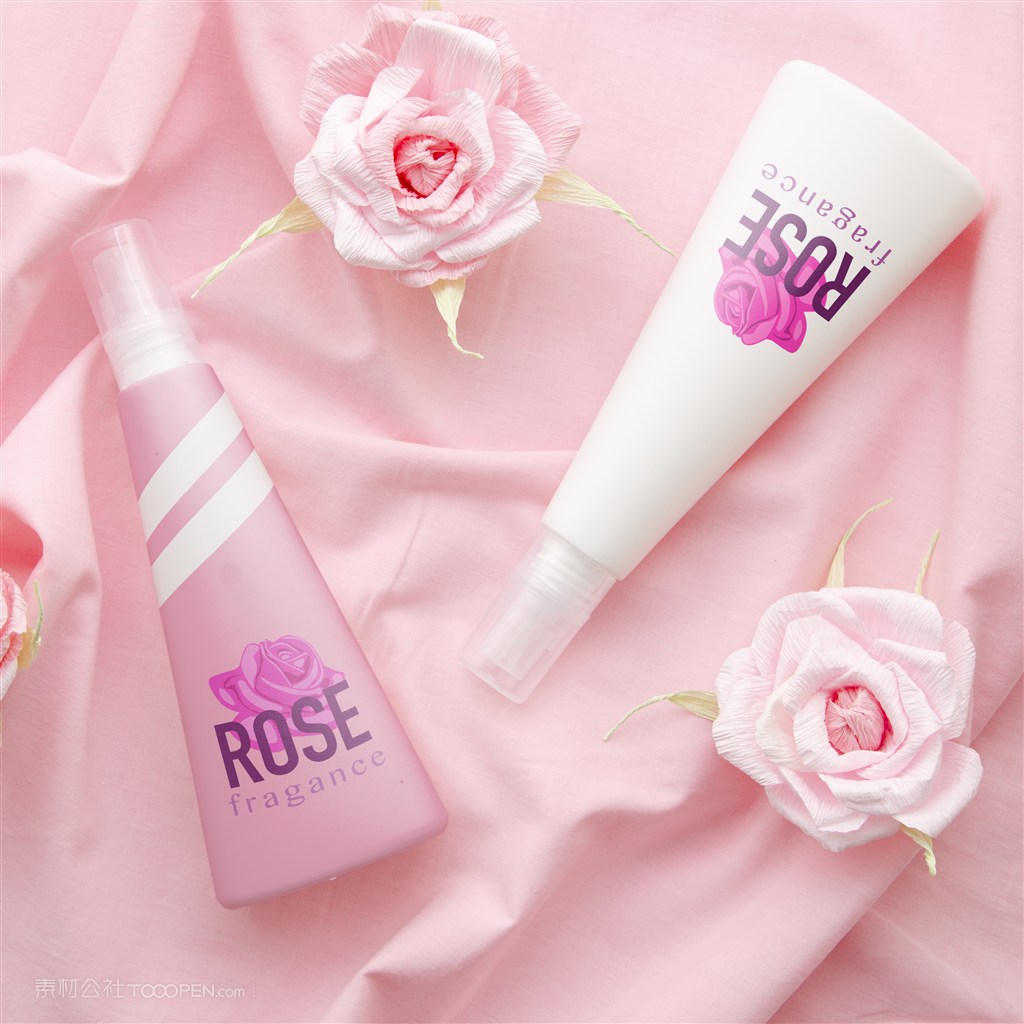 绸布上的两张颜色香水瓶贴图样机