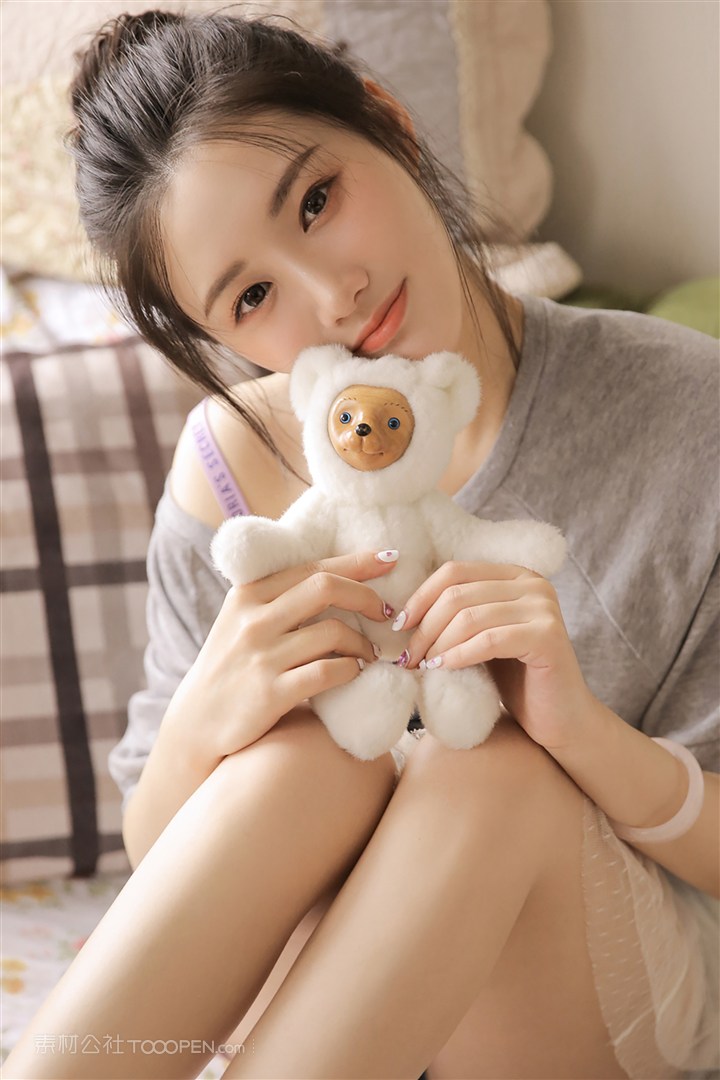 抱着玩偶的清纯美女图片