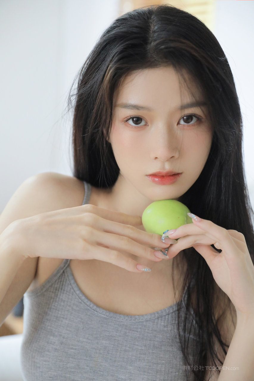 吃水果的养眼美女手机桌面壁纸图片免费下载