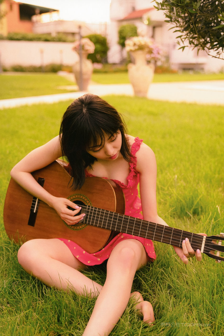抱着吉他的日本少女清纯写真图片