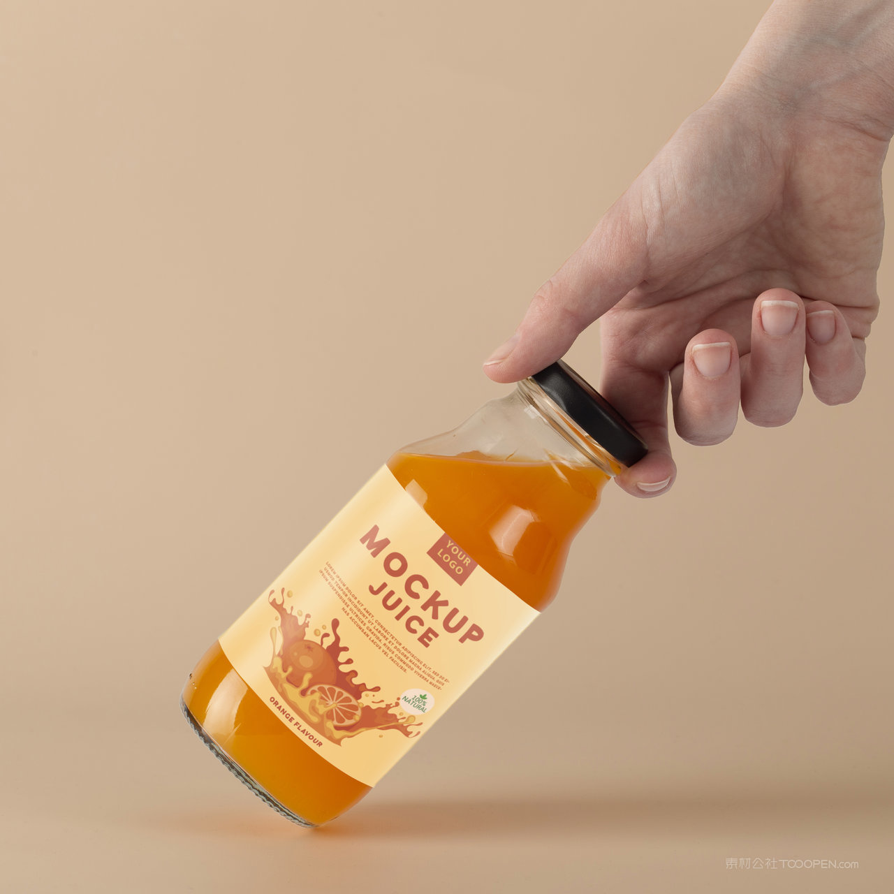 手拿瓶子玻璃瓶饮料果汁瓶贴图样机