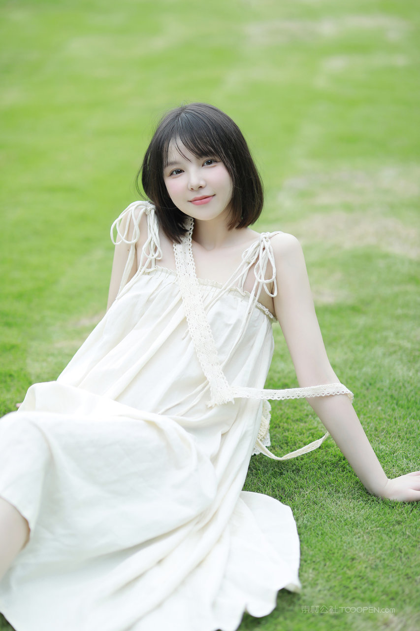 草地上的甜美可爱女孩唯美手机壁纸图片