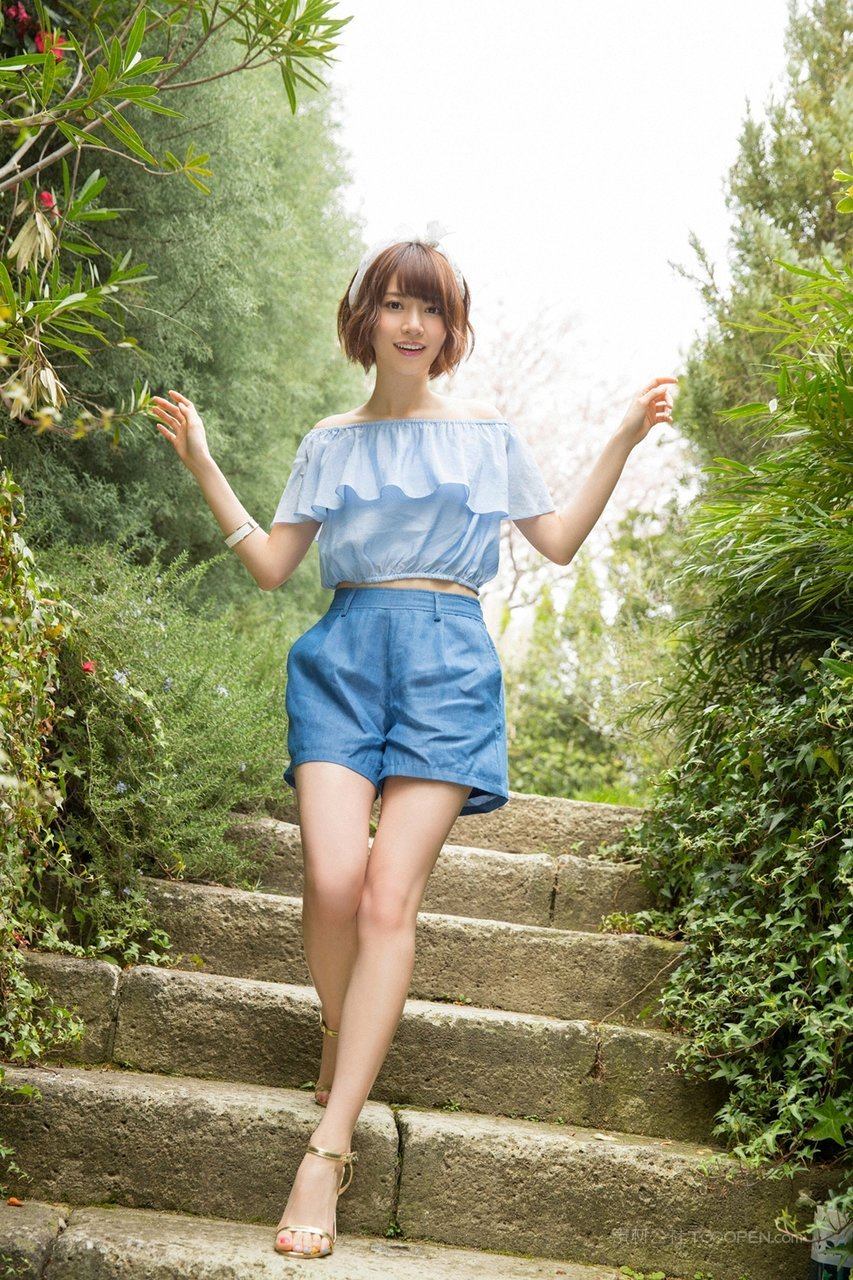 爬山的日本短发美女清纯美女壁纸图片下载