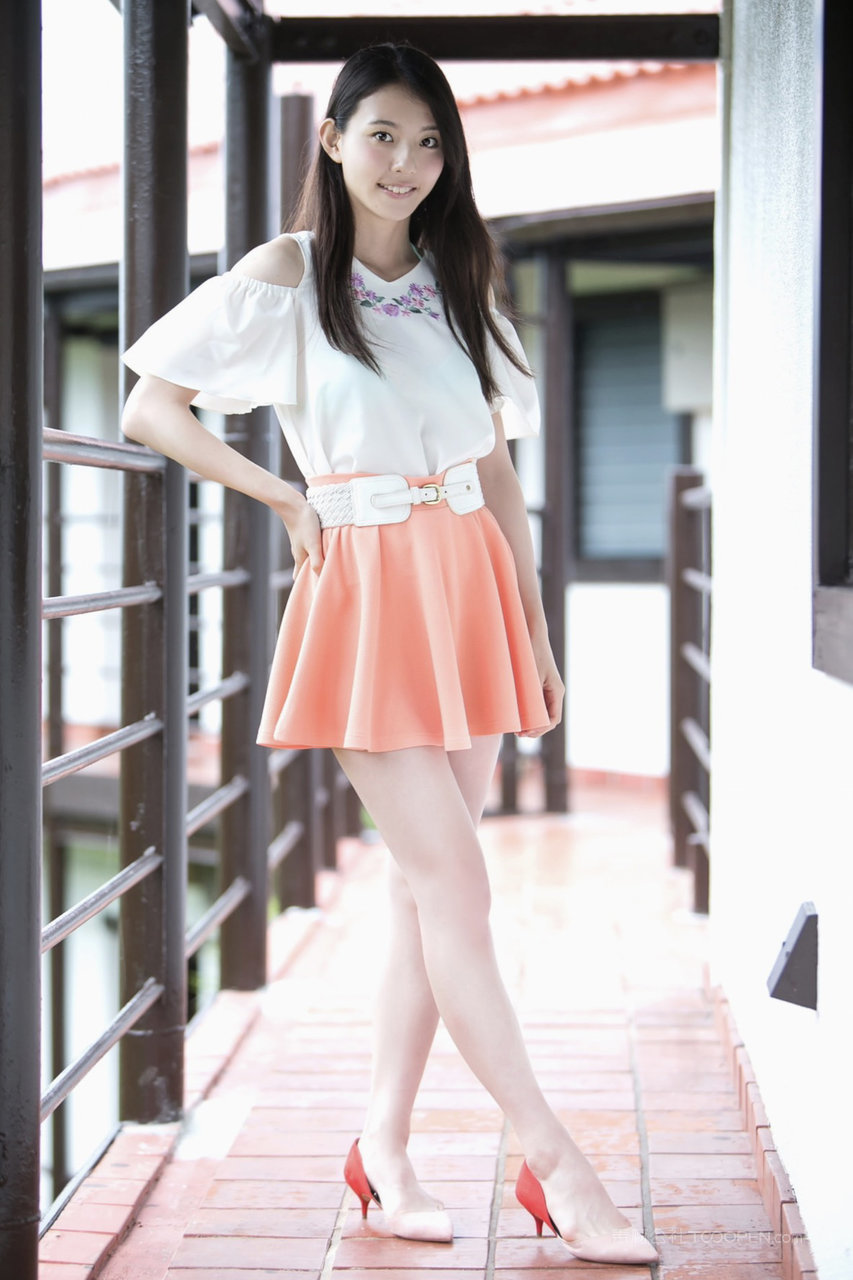 日本极品粉嫩美女超短裙素人真实自拍